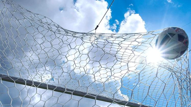 Trifft regelmäßig ins Netz: Die erfolgreichsten Torschützen im Fußball-Kreis Oldenburg-Land/Delmenhorst laufen in der 5. Kreisklasse auf. Symbolfoto: imago images/Sven Simon Trifft regelmäßig ins Netz: Die erfolgreichsten Torschützen im Fußball-Kreis Oldenburg-Land/Delmenhorst laufen in der 5. Kreisklasse auf. Symbolfoto: imago images/Sven Simon