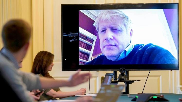 Am 28. März führte Boris Johnson aus der häuslichen Quarantäne noch den Vorsitz beim morgendlichen Treffen zum Coronavirus. Foto: Andrew Parsons/10 Downing Street/dpa