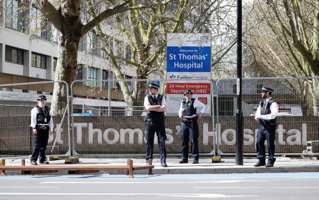 Polizisten bewachen das St Thomas&apos; Hospital in London, in dem Regierungschef Boris Johnson behandelt wird. Foto: AFP/Tolga AKMEN 