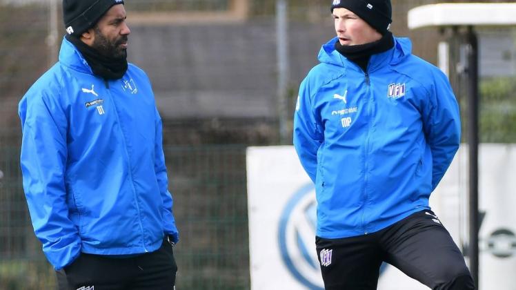 Erster Schritt auf dem Weg zurück zur Normalität? Noch ist unklar, ob Cheftrainer Daniel Thioune und sein Assistent Merlin Polzin in dieser Woche wieder in Kleingruppen mit ihren Profis trainieren können. Foto: Imago images/Nordphoto/Pätzel Erster Schritt auf dem Weg zurück zur Normalität? Noch ist unklar, ob Cheftrainer Daniel Thioune und sein Assistent Merlin Polzin in dieser Woche wieder in Kleingruppen mit ihren Profis trainieren können. Foto: Imago images/Nordphoto/Pätzel