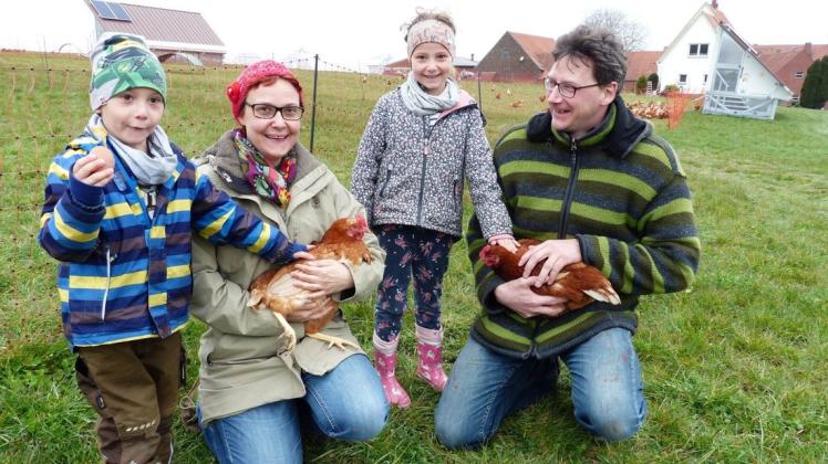 Wie ein Streichelzoo: Familie Hagedorn besucht am Abholtag die Hühner, die immer ihre leckeren Eier legen. Foto: Norbert Wiegand