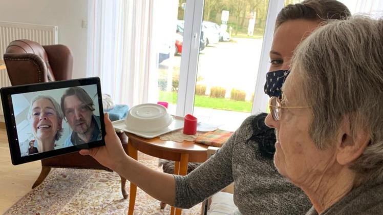 Bildkontakt statt Besuch: Im Wohnpark Am Fuchsberg in Ganderkesee können Bewohner wie hier Ursula Mackenthun mit Tochter und Schwiegersohn per Video Kontakt aufnehmen. Das Ganze hat Betreuungsleiterin Mara Behrens (Mitte) in die Hand genommen. Foto: Jutta Jacobsen Bildkontakt statt Besuch: Im Wohnpark Am Fuchsberg in Ganderkesee können Bewohner wie hier Ursula Mackenthun mit Tochter und Schwiegersohn per Video Kontakt aufnehmen. Das Ganze hat Betreuungsleiterin Mara Behrens (Mitte) in die Hand genommen. Foto: Jutta Jacobsen