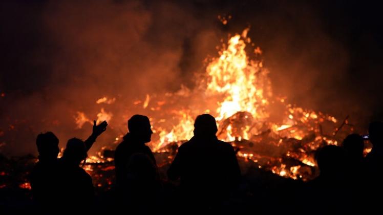Neun junge Männer haben am späten Samstagabend in der unmittelbaren Nähe zu einem Waldstück am Bardeler Weg in Bad Bentheim ein größeres Osterfeuer entzündet. Foto: dpa Neun junge Männer haben am späten Samstagabend in der unmittelbaren Nähe zu einem Waldstück am Bardeler Weg in Bad Bentheim ein größeres Osterfeuer entzündet. Foto: dpa