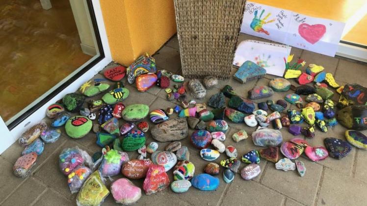 Reichlich bunt bemalte Steine fanden die Erzieherinnen des Westerhausener Kindergartens vor. Foto: Dagmar zur Nedden