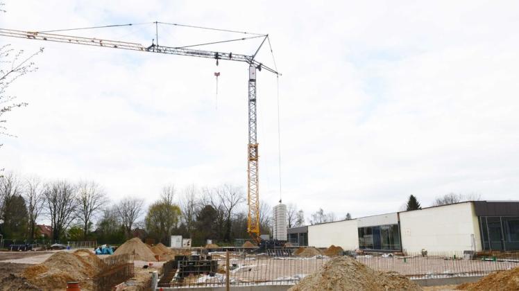 Zwei Lernhäuser fehlen noch, dann ist das neue Gebäude der Oberschule Artland (rechts im Bild) an der Jahnstraße in Quakenbrück komplett. Foto: Christian Geers Zwei Lernhäuser fehlen noch, dann ist das neue Gebäude der Oberschule Artland (rechts im Bild) an der Jahnstraße in Quakenbrück komplett. Foto: Christian Geers