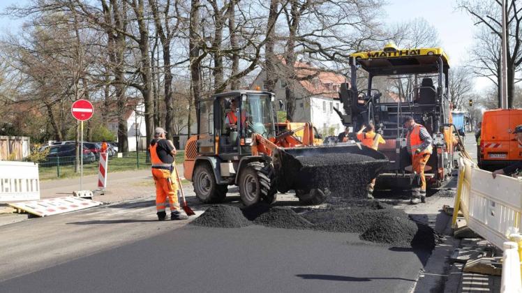 Die Bauarbeiten im Bereich der Nordenhamer Straße, Bremer Straße, Syker Straße liegen voll im Zeitplan, sodass der Bereich bald wieder wie gewohnt befahrbar ist. Foto: Melanie Hohmann