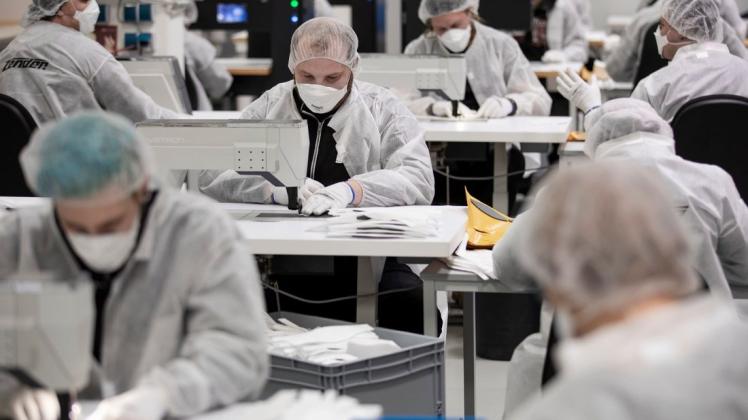 100.000 Schutzmasken am Tag sind das Ziel: Bei der Zender GmbH in Atter wurde die Produktion umgestellt. Foto: David Ebener