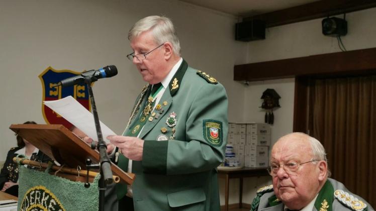 Präsident Heino Brackhahn (stehend) hat dem Schützenbund Ganderkesee im Januar 2020 eine herausfordernde Zukunft prophezeit. Mit der Corona-Pandemie kommt es gleich ganz dicke. Archivfoto: Niklas Golitschek Präsident Heino Brackhahn (stehend) hat dem Schützenbund Ganderkesee im Januar 2020 eine herausfordernde Zukunft prophezeit. Mit der Corona-Pandemie kommt es gleich ganz dicke. Archivfoto: Niklas Golitschek