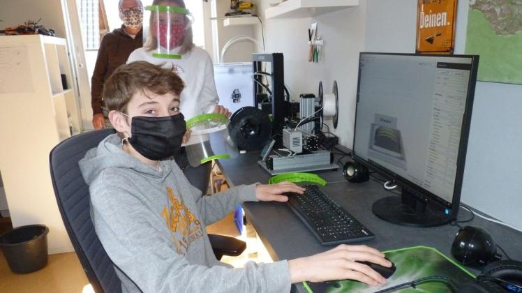 Die Zwillinge Leander und Marieke Schöne fabrizieren zurzeit im heimischen Arbeitszimmer Gesichtsschilde am 3-D-Drucker für Krankenhäuser und artverwandte Abnehmer. Thorsten Freese, Techniklehrer an der Gesamtschule Lotte-Westerkappeln (im Hintergrund), unterstützt die beiden Westerkappelner Jugendlichen nur zu gerne. Foto: Frank Klausmeyer Die Zwillinge Leander und Marieke Schöne fabrizieren zurzeit im heimischen Arbeitszimmer Gesichtsschilde am 3-D-Drucker für Krankenhäuser und artverwandte Abnehmer. Thorsten Freese, Techniklehrer an der Gesamtschule Lotte-Westerkappeln (im Hintergrund), unterstützt die beiden Westerkappelner Jugendlichen nur zu gerne. Foto: Frank Klausmeyer
