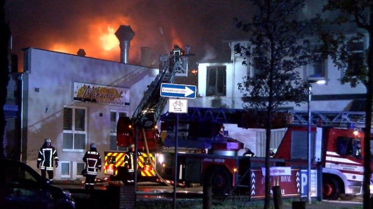In einem Wohn- und Geschäftshaus in Bremen-Huchting ist am Montagabend ein Großbrand ausgebrochen. In dem Haus ist unter anderem ein China-Restaurant mit Saalbetrieb untergebracht. Foto: NWM-TV