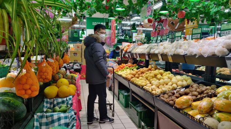 Einkaufen mit Supermaske: In Peking ist das ganz normal. Foto: imago images/ITAR-TASS/Roman Balandin