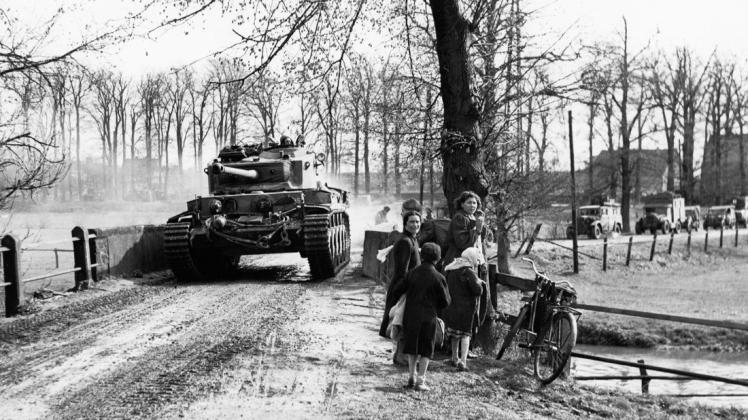 Panzer des 3. Royal Tank Regiment auf der Römerbrücke zwischen Eversburg und Pye. Bereits am 3. April 1945, einen Tag vor der Besetzung der Stadt, umging diese Einheit Osnabrück im Norden. Foto: Imperial War Museum/Archiv des Medienzentrums Osnabrück