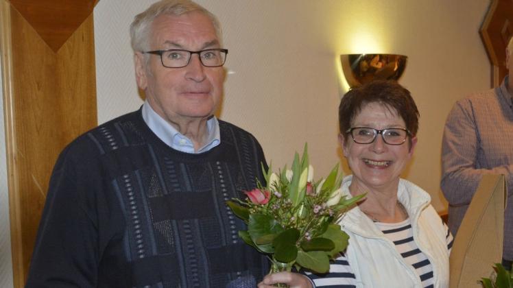 Abschied mit Blumen: Karl-Heinz Strakerjahn und Marlies Endlicher gehören nicht mehr dem Vorstand an. 