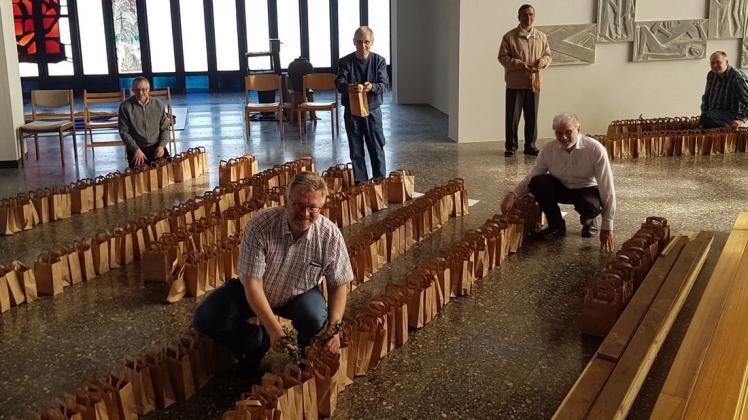 Im gebührenden Abstand erfolgte das Befüllen der 1500 Papiertaschen in der Speller St.-Johannes-Kirche. Foto: Pfarreiengemeinschaft Spelle Im gebührenden Abstand erfolgte das Befüllen der 1500 Papiertaschen in der Speller St.-Johannes-Kirche. Foto: Pfarreiengemeinschaft Spelle