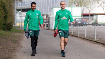 Leonardo Bittencourt (links) und Fin Bartels beim Trainingsauftakt des SV Werder Bremen. Einige Profis erschienen am Dienstag mit neuen Kurzhaar-Frisuren - Dank Facetime-Schulung beim Werder-Friseur. Foto: imago-images/nordphoto