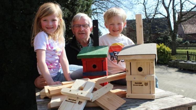 Hegeringsleiter Hubert Kemme-Möller hat mit seinen Enkelkindern Karla und Mats  bereits ein Vogelhaus gestaltet. Foto: Hegering Fürstenau