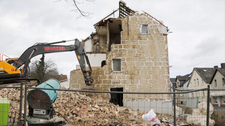 Kein Stein mehr auf dem anderen: Das Haus am Jahnplatz wurde inzwischen abgerissen.  Foto: Michael Gründel