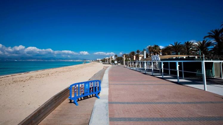 Die Pandemie lässt Urlaubsträume platzen: Der Palma Beach auf Mallorca ist menschenleer. Foto: AFP/JAIME REINA