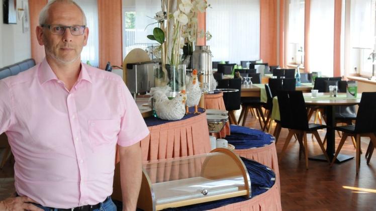 Ein Frühstücksraum ohne Gäste: Georg Niemeyer, Inhaber des Hotels "Zur Linde" in Heede verzeichnet 80 Prozent Stornierungen. Foto: Christoph Assies