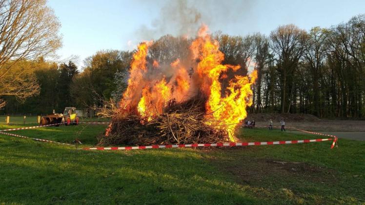 Traditionelle Osterfeuer wie hier im vergangenen Jahr in der Gemeinde Hüven im nördlichen Emsland dürfen in diesem Jahr nicht angezündet werden. Foto: Feuerwehr