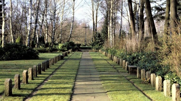 Auf dem Neuen Friedhof in Lingen sind auf dem Kriegsgräberfeld auch viele Soldaten bestattet worden, die im April 1945 bei den Kämpfen um Lingen getötet worden sind. Foto: Emslandmuseum Lingen / Andreas Eiynck Auf dem Neuen Friedhof in Lingen sind auf dem Kriegsgräberfeld auch viele Soldaten bestattet worden, die im April 1945 bei den Kämpfen um Lingen getötet worden sind. Foto: Emslandmuseum Lingen / Andreas Eiynck