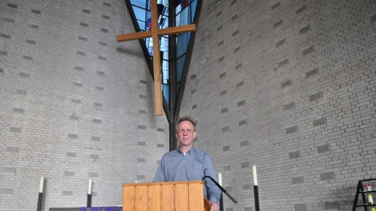 Pfarrer Ralf Frerichs an der Kanzel unter dem Kreuz. Die Lutherkirche bleibt an Ostern aufgrund der Corona-Pandemie geschlossen. Foto: Marco Julius