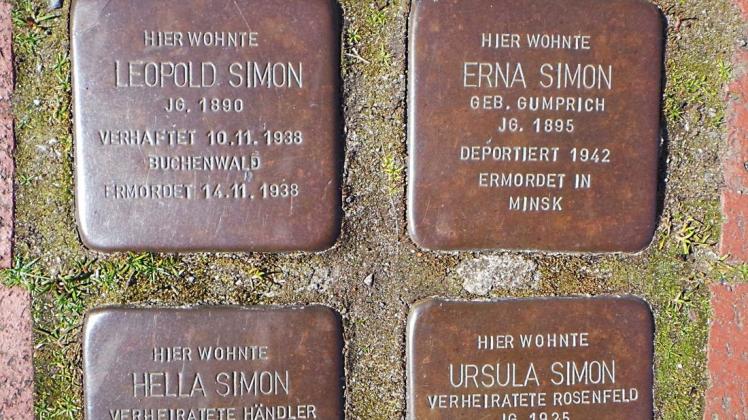 Erinnerung und Mahnung zugleich: Vier Stolpersteine an der Farwicker Straße in Quakenbrück sind der Familie Simon gewidmet. Foto: Alexandra Lüders