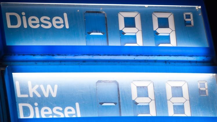 Die Anzeige einer Tankstelle zeigt: Diesel und Benzin ist so billig wie seit Jahren nicht mehr. Foto: dpa/Daniel Reinhardt Die Anzeige einer Tankstelle zeigt: Diesel und Benzin ist so billig wie seit Jahren nicht mehr. Foto: dpa/Daniel Reinhardt