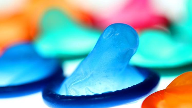 Zwischen Mitte März und Mitte April wird der weltweit führende Kondomhersteller Karex 200 Millionen weniger Präservative produzieren als normalerweise. Foto: Oliver Berg/dpa