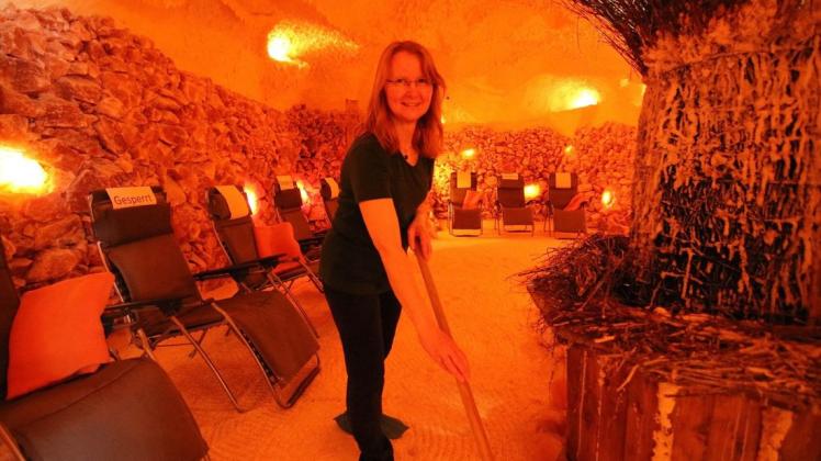 Nach dreiwöchiger, coronabedingter Schließzeit darf Anja Nimsgarn ihre Salzgrotte in Bookholzberg wieder öffnen.
Foto: Bettina Dogs-Prößler