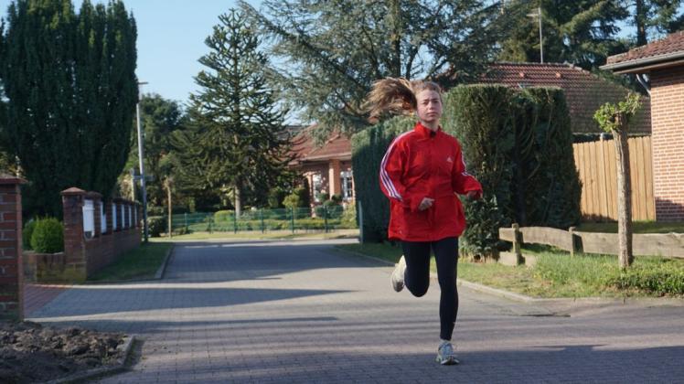 Nach zwei Wochen in Selbstisolation kann Judith Kögler nun wieder durch Börger joggen. Ansonsten unterscheidet sich ihr Leben kaum von dem im Quarantäne - die Welt steht still. Foto: Nils Kögler