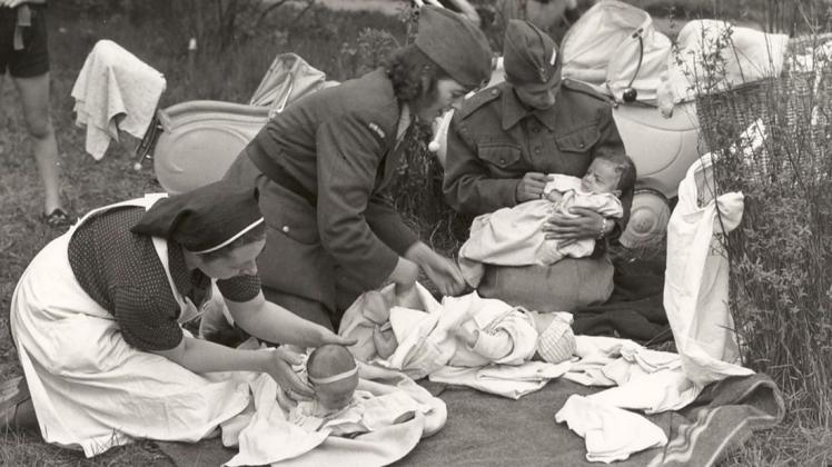 Im Kriegsgefangenenlager Oberlangen sind ab Anfang 1945 von in Warschau gefangenen genommenen Soldatinnen insgesamt 9 Kinder geboren worden - hier drei der Mütter mit ihren Babys nach der Befreiung am 12. April 1945. 