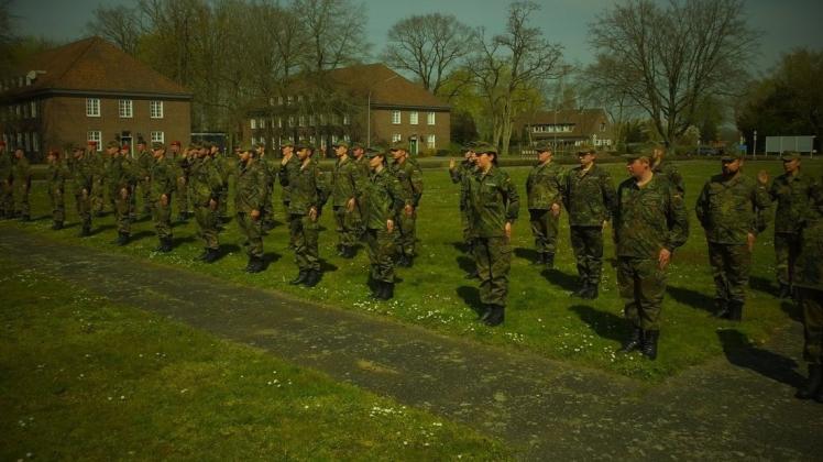 Vereidigung unter besonderen Umständen: 30 Soldatinnen und Soldaten haben während der Corona-Pandemie in Adelheide ihr Gelöbnis mit Sicherheitsabstand abgelegt. Foto: Bundeswehr