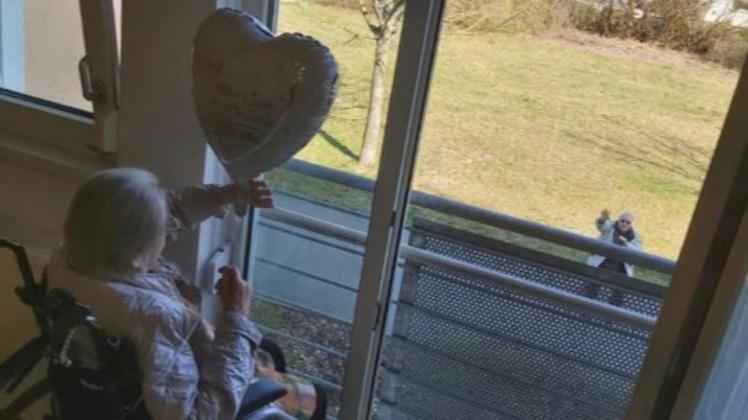 Renate und Georg Tahler feiern ihren Hochzeitstag am Fenster eines Seniorenheims – wegen der Corona-Pandemie können sie sich nicht treffen. Foto: dpa/Seniorenzentrum Radrunde