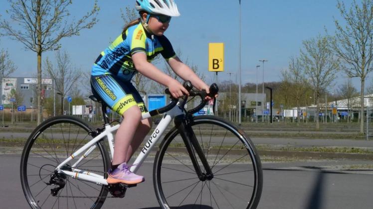 Mathilde stieg bereits als Fünfjährige in das Triathlon-Training ein. Zu Corona-Zeiten, in denen Sportstätten geschlossen sind, nutzt sie den Ikea-Parkplatz in Hellern als Trainingsgelände. Foto: Monika Vollmer
