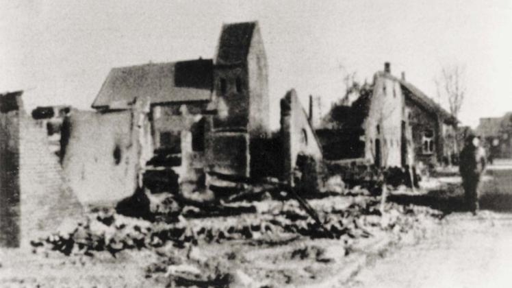Reihenweise in Schutt und Asche lagen nach schweren Kämpfen zahlreiche Häuser in Rhede, wie dieses Bild am Sudende im Schatten der Alten Kirche zeigt. 