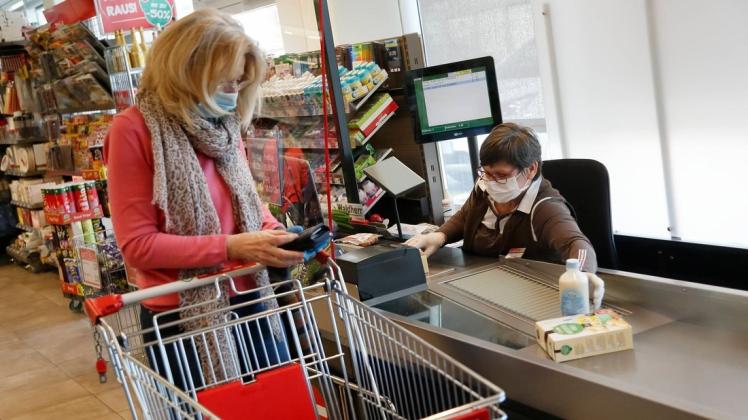 In Österreich ist das Tragen von Schutzmasken in Supermärkten Pflicht. Foto: imago images/Viennareport