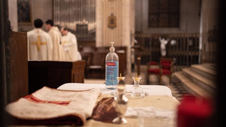 Bei den Vorbereitungen zu den Oster-Feierlichkeiten in einer Pariser Kirche steht eine Flasche Desinfektionsmittel für die Beteiligten bereit. Foto: imago images/Hans Lucas/Florent Bardos