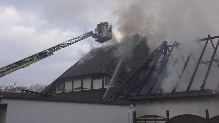 160 Feuerwehrkräfte kämpfen gegen die Flammen im Dachstuhl der Villa in Kirchseelte. Foto: Nonstopnews