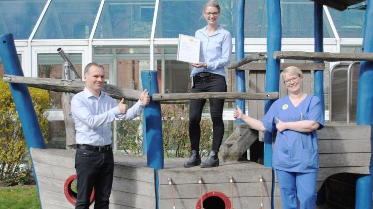 Freuen sich über die Auszheichnung: Chefarzt Dr. Stefan Bernitzki (v.l.), Julia Henke (Qualitätsmanagement) und Stefanie Knoll (Stationsleitung). Freuen sich über die Auszheichnung: Chefarzt Dr. Stefan Bernitzki (v.l.), Julia Henke (Qualitätsmanagement) und Stefanie Knoll (Stationsleitung).