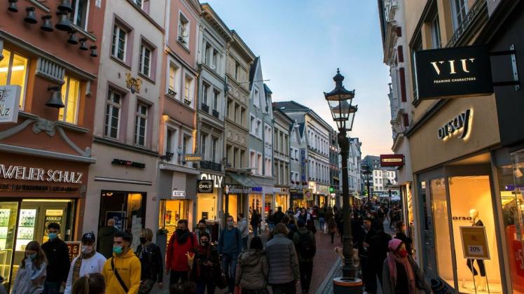 In vielen Städten und Landkreisen, wie hier in Bonn, sind die Menschen zwar etwas weniger unterwegs als üblich, aber reicht das, um die Fallzahlen zu senken?