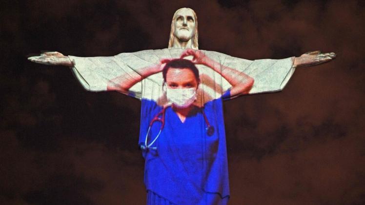 Die berühmte Christusstatue in Rio de Janeiro leuchtet am Ostersonntag als Dank an das medizinische Personal in der Corona-Krise.