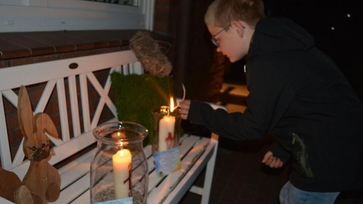 "Lichtboten" wie Marlon Hesselbrock brachten das Osterlicht von der Ankumer Kirche hinaus in die drei Gemeinden. Sie entzündeten Osterkerzen und Windlichter, ohne mit den Hausbewohnern in Berührung zu kommen. Marlon war mit seiner Mutter Monika Hesselbrock in Kettenkamp unterwegs, wo sie dem Kirchenvorstand angehört. Foto: Anita Lennartz "Lichtboten" wie Marlon Hesselbrock brachten das Osterlicht von der Ankumer Kirche hinaus in die drei Gemeinden. Sie entzündeten Osterkerzen und Windlichter, ohne mit den Hausbewohnern in Berührung zu kommen. Marlon war mit seiner Mutter Monika Hesselbrock in Kettenkamp unterwegs, wo sie dem Kirchenvorstand angehört. Foto: Anita Lennartz