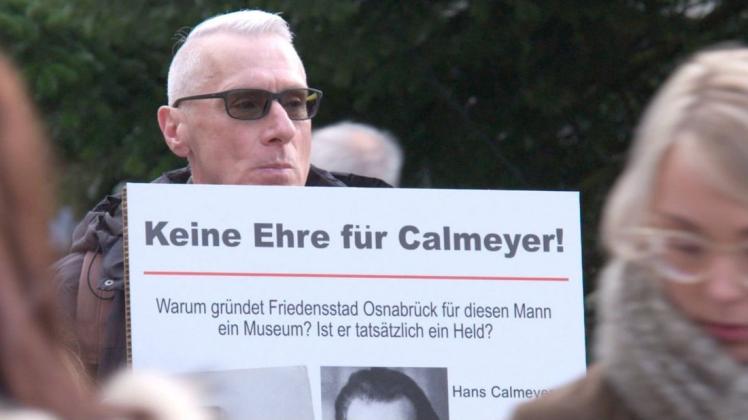 Szene aus dem niederländischen Dokumentarfilm "Das Rätsel von Femma – Beute eines Menschenretters": Femma Flijsman-Swaaleps Sohn Henny protestiert in Osnabrück gegen die Pläne für ein Hans-Calmeyer-Haus. 