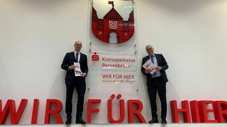 Wollen in Corona-Zeiten schnell und unbürokratisch helfen: Lars Pfeilstricker (links) und Bernd Heinemann vom Vorstand der Kreissparkasse Bersenbrück. Foto: Marcus Alwes Wollen in Corona-Zeiten schnell und unbürokratisch helfen: Lars Pfeilstricker (links) und Bernd Heinemann vom Vorstand der Kreissparkasse Bersenbrück. Foto: Marcus Alwes