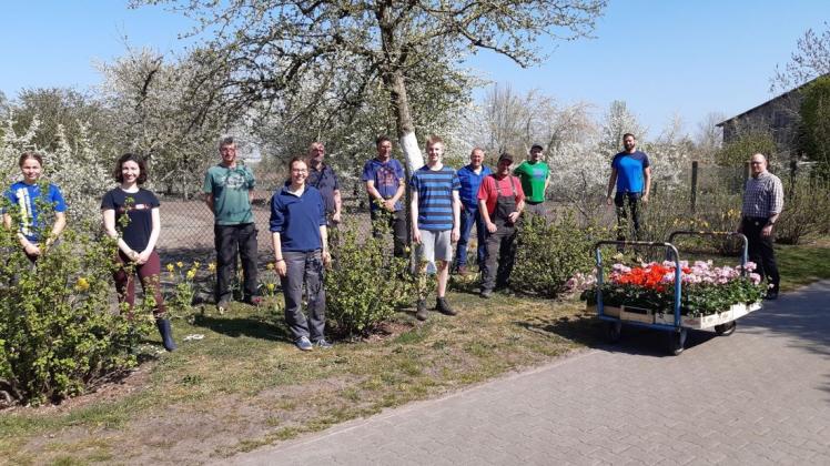 Zahlreiche Ehrenamtliche helfen dem Papenburger Ökohof St. Josef durch die Krise. Die Geschäftsleitung dankt mit einem Blumengeschenk. Foto: Ökohof St. Josef