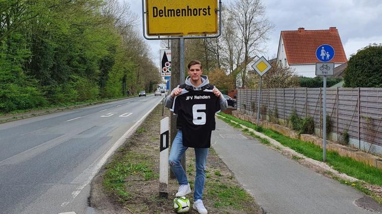 Der Delmenhorster Joel Schallschmidt (hier mit seinem Trikot aus der U19) läuft bald für den BSV Rehden in der Fußball-Regionalliga der Männer auf. Foto: Sebastian Hanke