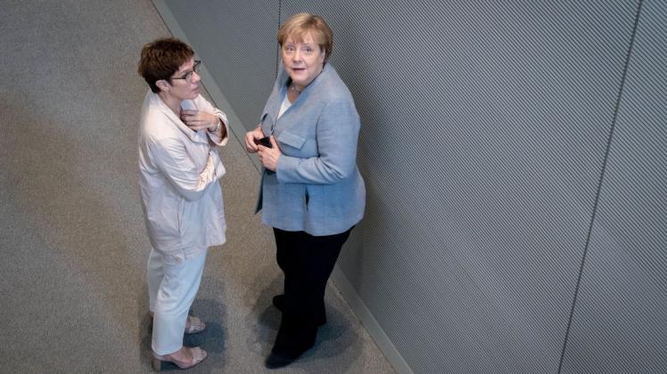 In der Krise wieder gefragt: Regierungschefin Angela Merkel (rechts, CDU) und CDU-Parteichefin Annegret Kramp-Karrenbauer.