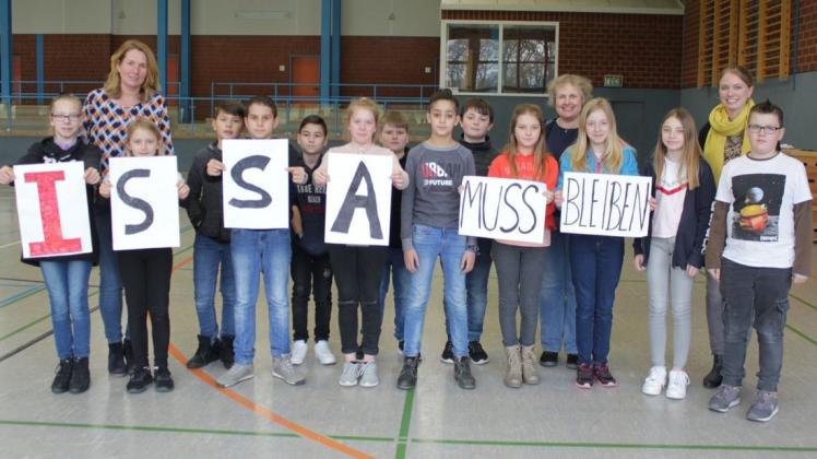 Issa darf bleiben: Mit dem Schriftzug "Issa muss bleiben" hat sich die Klasse 5b für ihren Mitschüler eingesetzt. 