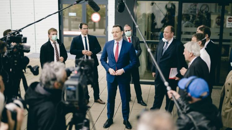 Corona-Krisenmanager Jens Spahn (CDU) trägt in der Öffentlichkeit noch keine Maske, findet aber, ein Mund-Nasen-Schutz "kann einen Unterschied machen".
Foto: Xander Heinl / Imago Images Corona-Krisenmanager Jens Spahn (CDU) trägt in der Öffentlichkeit noch keine Maske, findet aber, ein Mund-Nasen-Schutz "kann einen Unterschied machen".
Foto: Xander Heinl / Imago Images